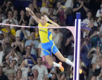 Tyčkař Duplantis obhájil olympijský titul a posunul světový rekord