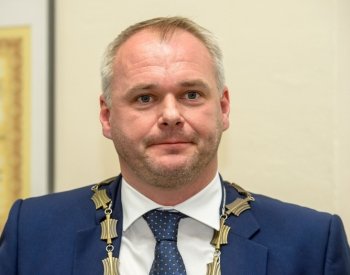 Kvůli možné manipulaci s tendry zadržela policie asi i primátora Chomutova