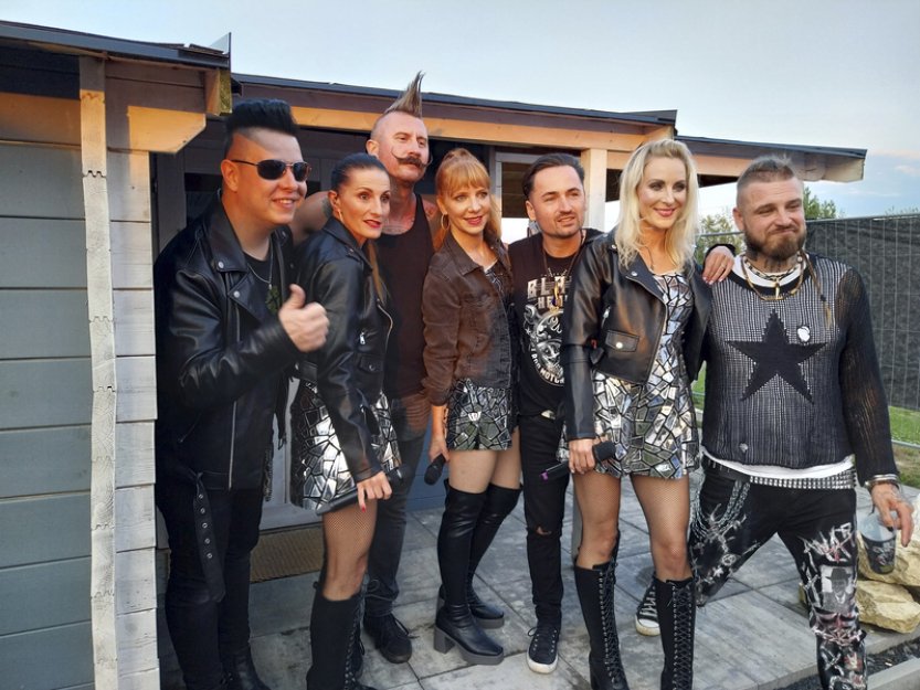 Frontman skupiny Rybičky 48 Kuba Ryba si dal k narozeninám klip s triem Holki