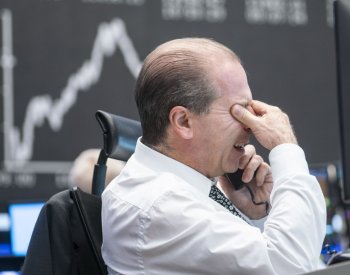 Na evropských trzích po pondělním výprodeji přetrvává kolísavost