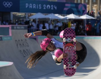 Olympijskou vítězkou ve skateboardingové disciplíně park je čtrnáctiletá Trewová