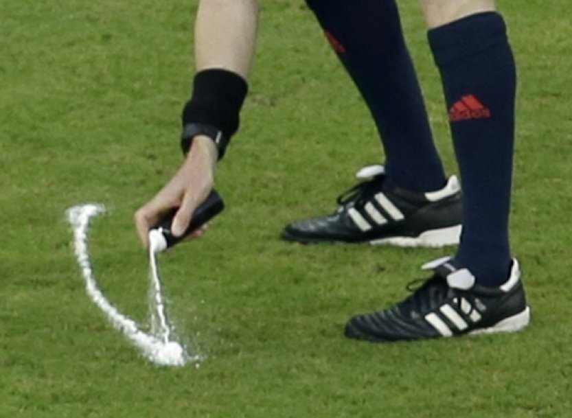 Dva polští sudí nebudou pískat zápas předkola LM, prý ukradli značku