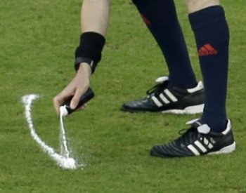 Dva polští sudí nebudou pískat zápas předkola LM, prý ukradli značku