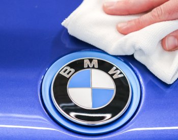 Automobilka BMW otestovala při výrobě automobilů humanoidního robota