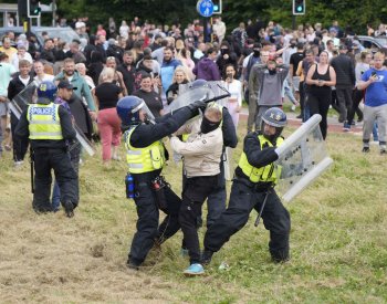 Británie se připravuje na další vlnu nepokojů, hlášeny jsou desítky demonstrací