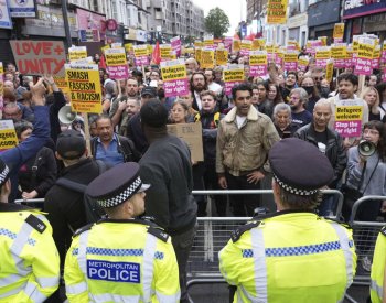 Tisíce lidí vyšly do ulic britských měst, aby protestovaly proti rasismu