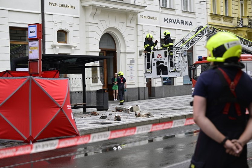 Na zastávce v centru Prahy zemřel muž, na kterého spadl kus římsy