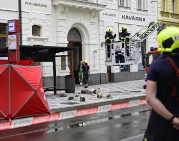 Na zastávce v centru Prahy zemřel muž, na kterého spadl kus římsy