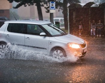 Silné bouřky se odpoledne přesunou z Čech přes Vysočinu na Moravu