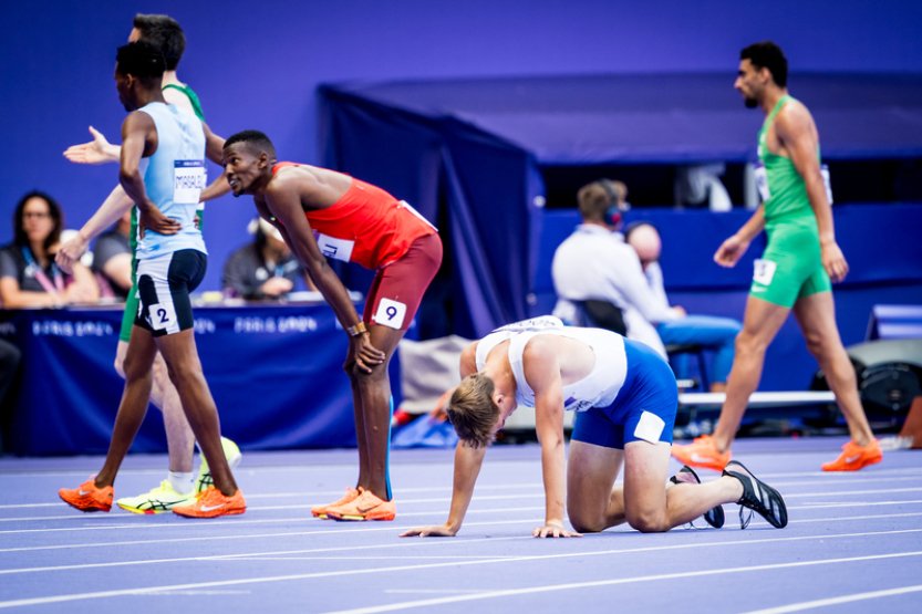 Dudycha do semifinále na 800 m nepostoupil, rozběhy štafet ovládli Američané