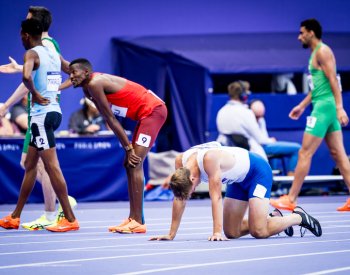 Dudycha do semifinále na 800 m nepostoupil, rozběhy štafet ovládli Američané