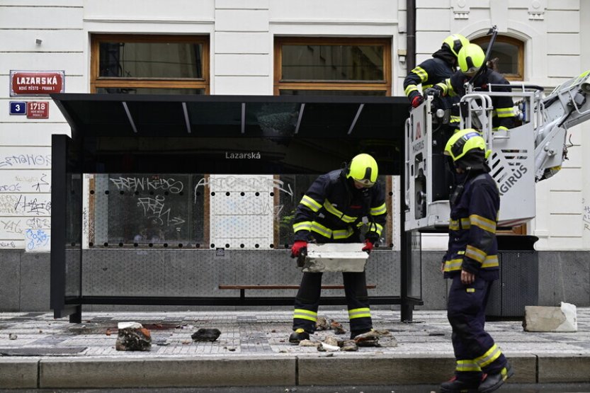 Policisté prověřují zřícení římsy v Lazarské jako usmrcení z nedbalosti