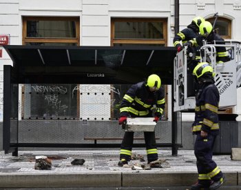 Policisté prověřují zřícení římsy v Lazarské jako usmrcení z nedbalosti