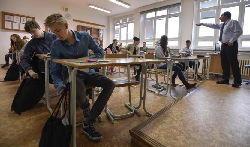 Školní řád může zakázat mobily, zřizovatel nemůže určovat jeho obsah