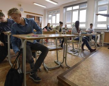 Školní řád může zakázat mobily, zřizovatel nemůže určovat jeho obsah