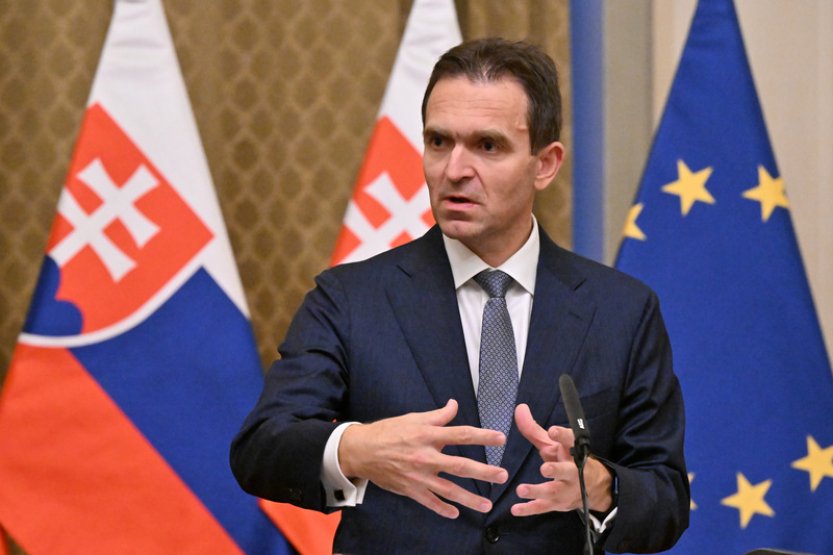 Slovenská vláda bude jednat o návrhu odvolat šéfa tajné služby, řekl premiér