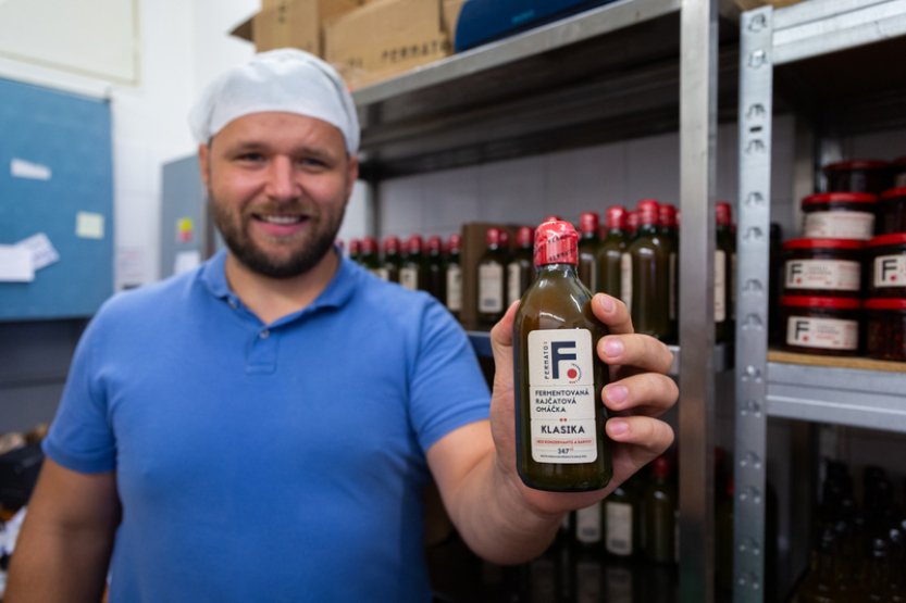 Absolvent strojního inženýrství vyrábí kvašené rajčatové omáčky, zájem je velký