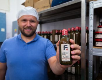 Absolvent strojního inženýrství vyrábí kvašené rajčatové omáčky, zájem je velký