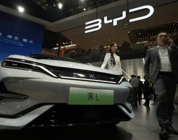 Čína se kvůli clům na dovoz elektromobilů do EU obrátí na obchodní organizaci