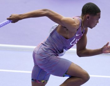 Šestnáctiletý čtvrtkař málem pohřbil americké naděje ve štafetě