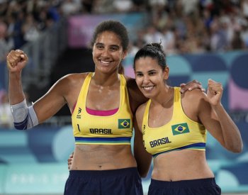 Na pařížském písku vybojovaly zlato Brazilky Ana Patrícia a Duda