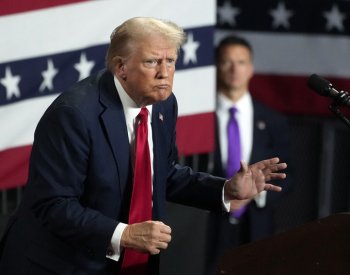 Média vyvrací Trumpův příběh o nouzovém přistání s bývalým partnerem Harrisové