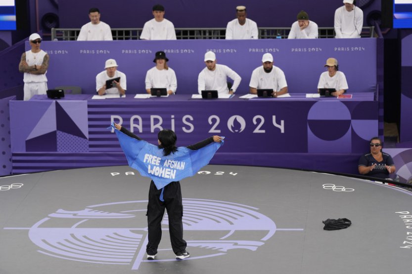 Slogan za práva žen stál afghánskou olympioničku v breakdance diskvalifikaci