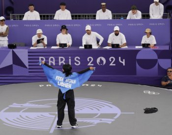 Slogan za práva žen stál afghánskou olympioničku v breakdance diskvalifikaci