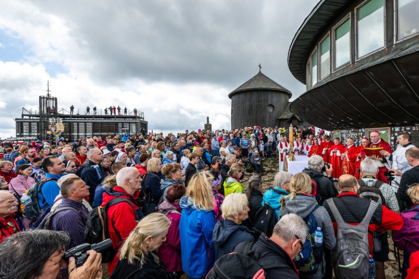 Svatovavřinecké pouti na Sněžku se zúčastnily stovky lidí, na vrcholu byla mše
