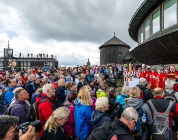 Svatovavřinecké pouti na Sněžku se zúčastnily stovky lidí, na vrcholu byla mše