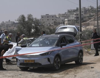 Při útoku na Západním břehu Jordánu byla zabita žena a postřelen muž