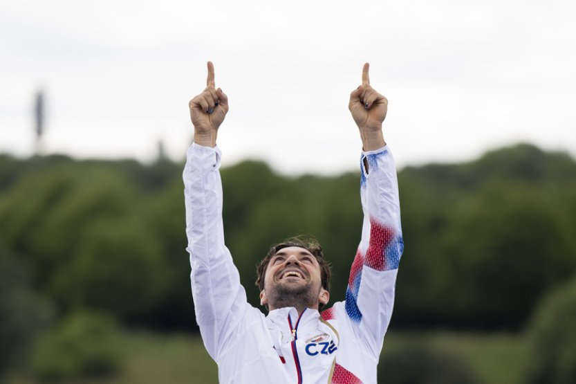 Kanoista Fuksa ponese českou vlajku na slavnostním zakončení OH
