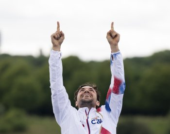 Kanoista Fuksa ponese českou vlajku na slavnostním zakončení OH