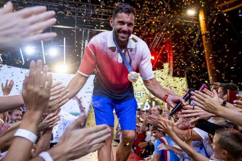 Rodina zpívala šampionovi Dostálovi při oslavách Pátou a C'est La Vie