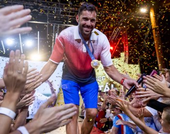 Rodina zpívala šampionovi Dostálovi při oslavách Pátou a C'est La Vie