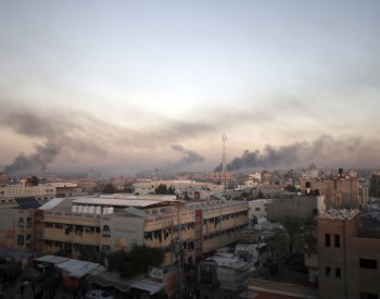 Palestinci prchají před pokračujícími boji v Chán Júnisu, Scholz volá po příměří