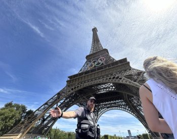 Muž se pokusil vylézt po Eiffelově věži, skončil ve vazbě