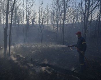 Řecké úřady nařídily kvůli požáru v aténské oblasti řadu evakuací