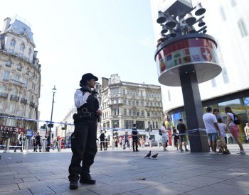 Policie zadržela v Londýně muže po pobodání dívky a ženy