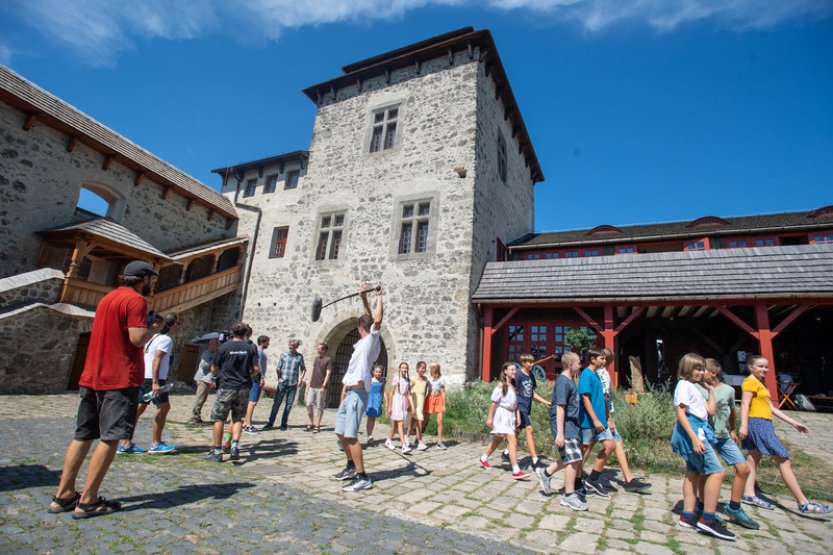 Hrad Kunětická hora hostí natáčení rodinné komedie Léto s Evženem