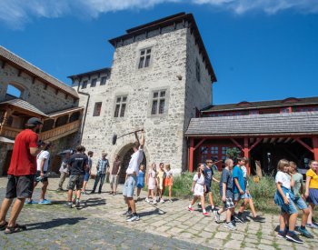 Hrad Kunětická hora hostí natáčení rodinné komedie Léto s Evženem