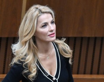 Slovenští umělci a veřejnost vyšli do ulic na protest proti ministryni kultury