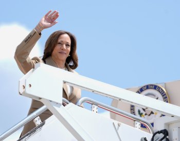 Harrisová má za sebou úspěšný start kampaně, Trump se vyrovnává s novým soupeřem