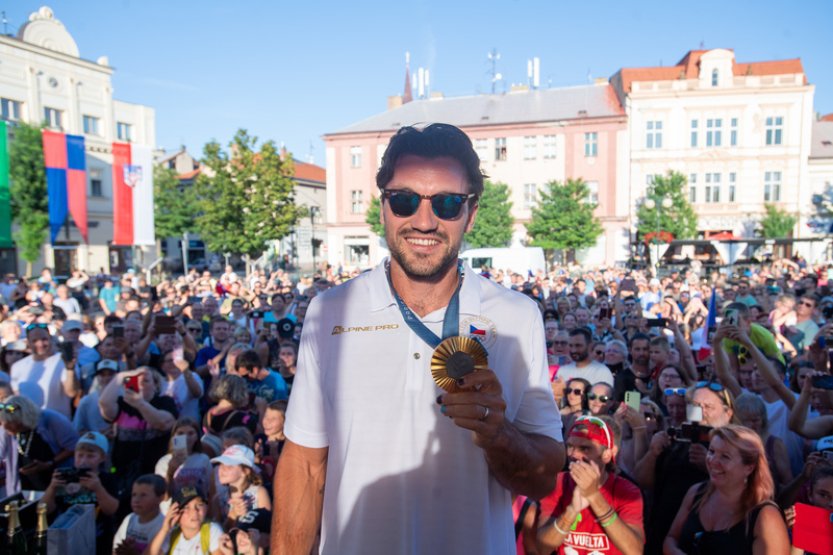 Zlatého olympionika Fuksu v Nymburku přivítalo několik stovek lidí