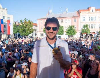 Zlatého olympionika Fuksu v Nymburku přivítalo několik stovek lidí