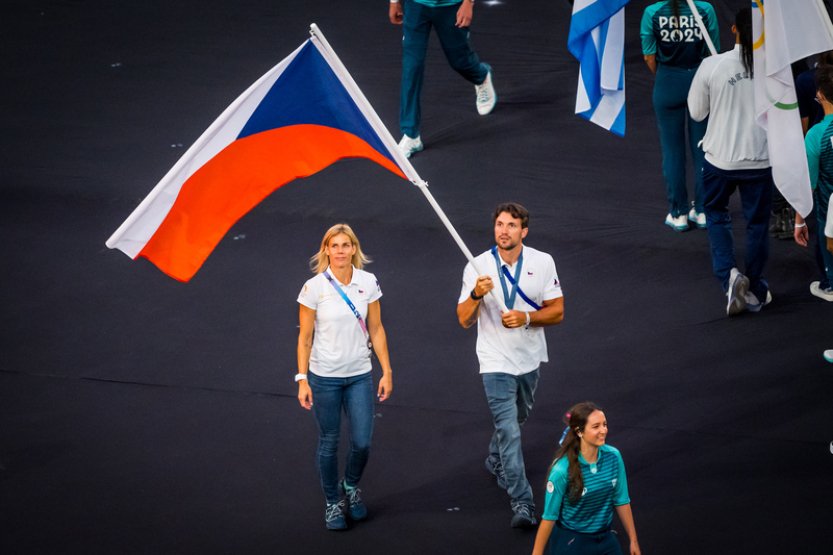 Ogrodníková si užila při ceremoniálu roli vlajkonošky, ke Cruisovi se netlačila
