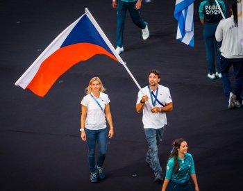 Ogrodníková si užila při ceremoniálu roli vlajkonošky, ke Cruisovi se netlačila