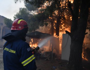 Rozsáhlý požár u Atén má první oběť, nasazeno je přes 700 hasičů