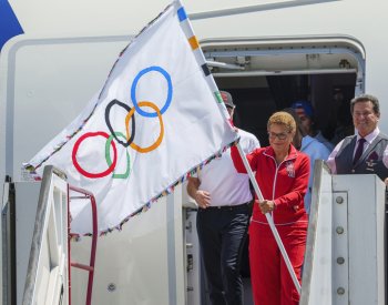 Olympijská vlajka přiletěla do Los Angeles, zavlaje zde za čtyři roky