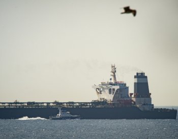 Reuters: Obchodníci kvůli sankcím překládají ruskou naftu v Egejském moři